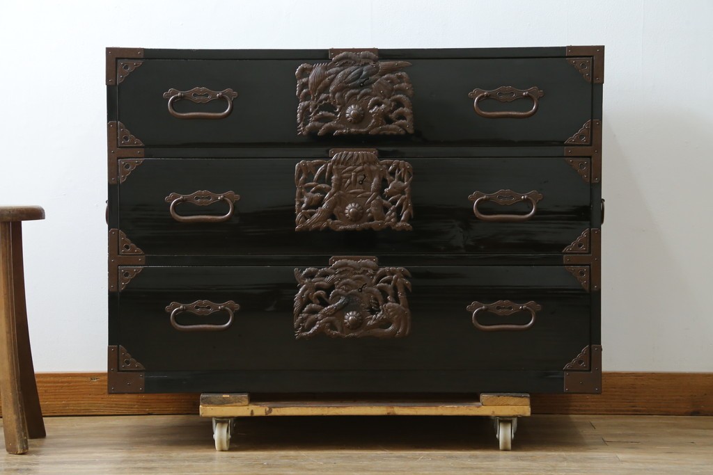和製アンティーク　黒漆塗り　内部総桐(キリ)材　松竹梅の厚手金具が見事な庄内箪笥ローチェスト　(R-075039)