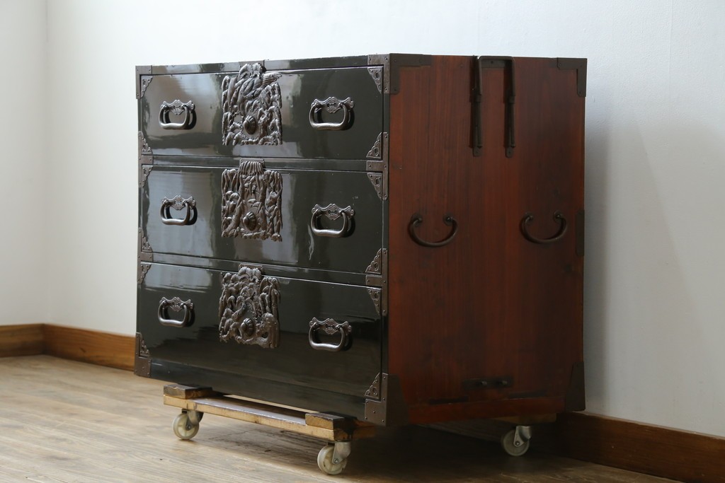 和製アンティーク　黒漆塗り　内部総桐(キリ)材　松竹梅の厚手金具が見事な庄内箪笥ローチェスト　(R-075039)