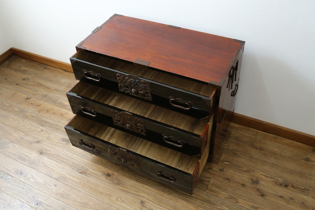 和製アンティーク　黒漆塗り　内部総桐(キリ)材　松竹梅の厚手金具が見事な庄内箪笥ローチェスト　(R-075039)