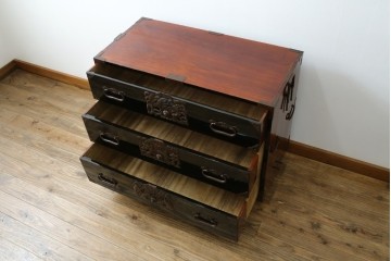 和製アンティーク　黒漆塗り　内部総桐(キリ)材　松竹梅の厚手金具が見事な庄内箪笥ローチェスト　(R-075039)