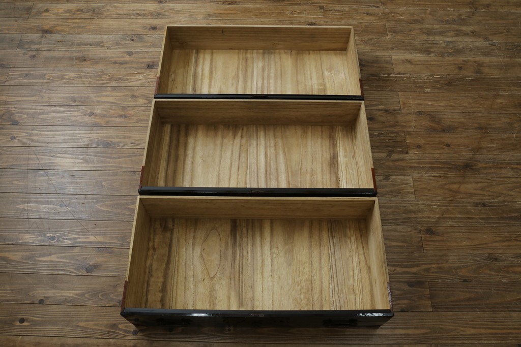 和製アンティーク　黒漆塗り　内部総桐(キリ)材　松竹梅の厚手金具が見事な庄内箪笥ローチェスト　(R-075039)