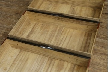 和製アンティーク　黒漆塗り　内部総桐(キリ)材　松竹梅の厚手金具が見事な庄内箪笥ローチェスト　(R-075039)