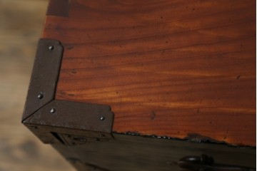 和製アンティーク　黒漆塗り　内部総桐(キリ)材　松竹梅の厚手金具が見事な庄内箪笥ローチェスト　(R-075039)