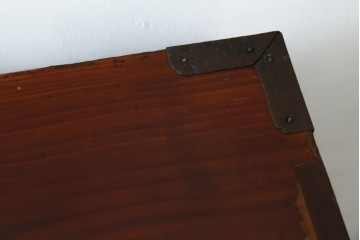 和製アンティーク　黒漆塗り　内部総桐(キリ)材　松竹梅の厚手金具が見事な庄内箪笥ローチェスト　(R-075039)