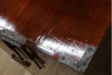 和製アンティーク　黒漆塗り　内部総桐(キリ)材　松竹梅の厚手金具が見事な庄内箪笥ローチェスト　(R-075039)