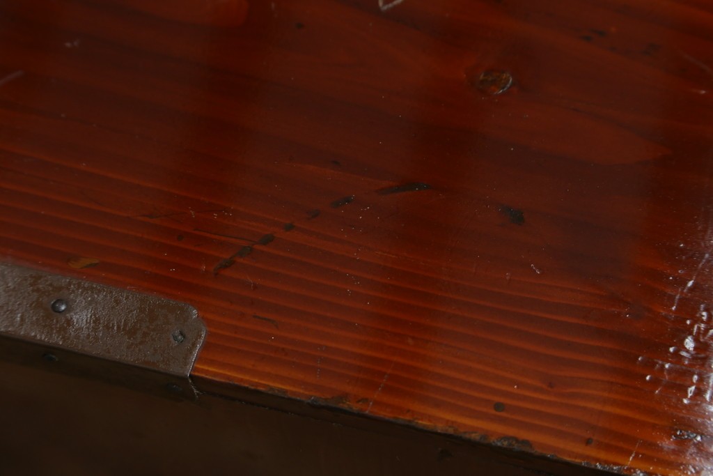 和製アンティーク　黒漆塗り　内部総桐(キリ)材　松竹梅の厚手金具が見事な庄内箪笥ローチェスト　(R-075039)