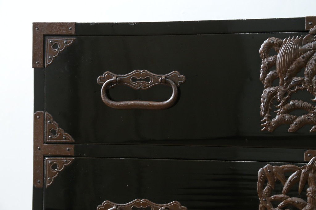 和製アンティーク　黒漆塗り　内部総桐(キリ)材　松竹梅の厚手金具が見事な庄内箪笥ローチェスト　(R-075039)