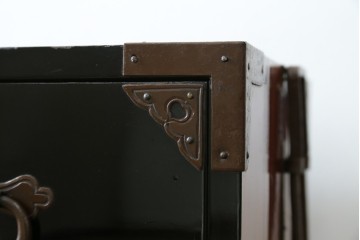 和製アンティーク　黒漆塗り　内部総桐(キリ)材　松竹梅の厚手金具が見事な庄内箪笥ローチェスト　(R-075039)