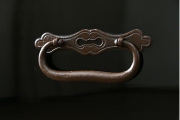 和製アンティーク　黒漆塗り　内部総桐(キリ)材　松竹梅の厚手金具が見事な庄内箪笥ローチェスト　(R-075039)