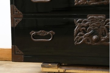 和製アンティーク　黒漆塗り　内部総桐(キリ)材　松竹梅の厚手金具が見事な庄内箪笥ローチェスト　(R-075039)