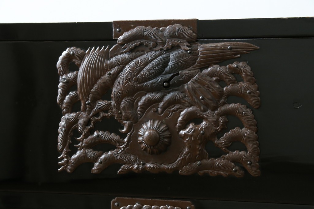 和製アンティーク　黒漆塗り　内部総桐(キリ)材　松竹梅の厚手金具が見事な庄内箪笥ローチェスト　(R-075039)