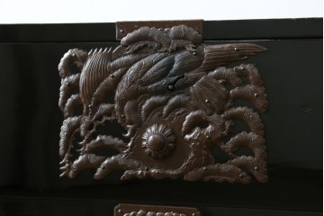 和製アンティーク　黒漆塗り　内部総桐(キリ)材　松竹梅の厚手金具が見事な庄内箪笥ローチェスト　(R-075039)