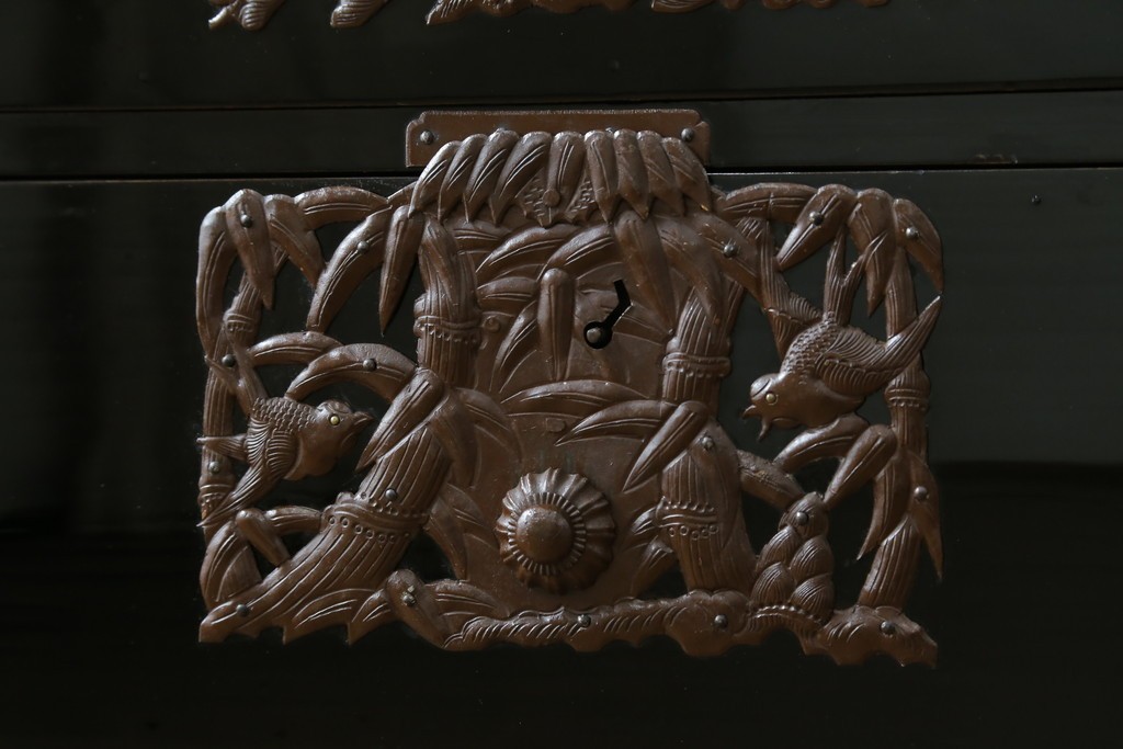 和製アンティーク　黒漆塗り　内部総桐(キリ)材　松竹梅の厚手金具が見事な庄内箪笥ローチェスト　(R-075039)