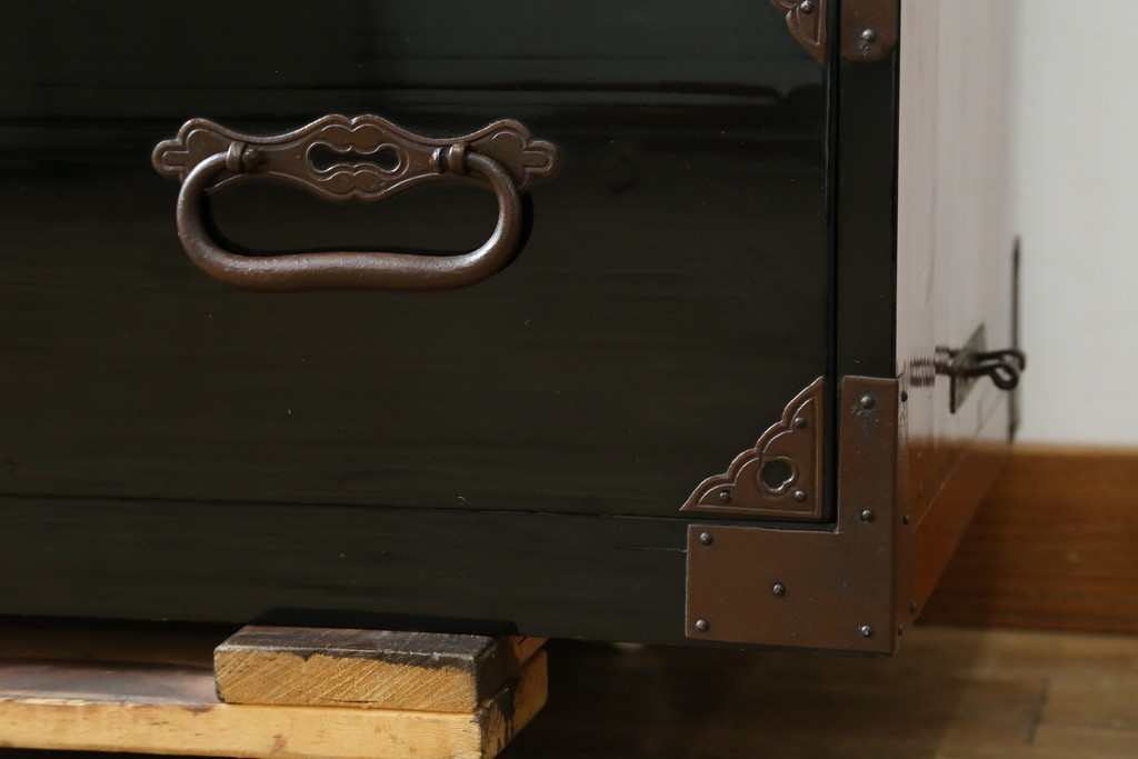 和製アンティーク　黒漆塗り　内部総桐(キリ)材　松竹梅の厚手金具が見事な庄内箪笥ローチェスト　(R-075039)