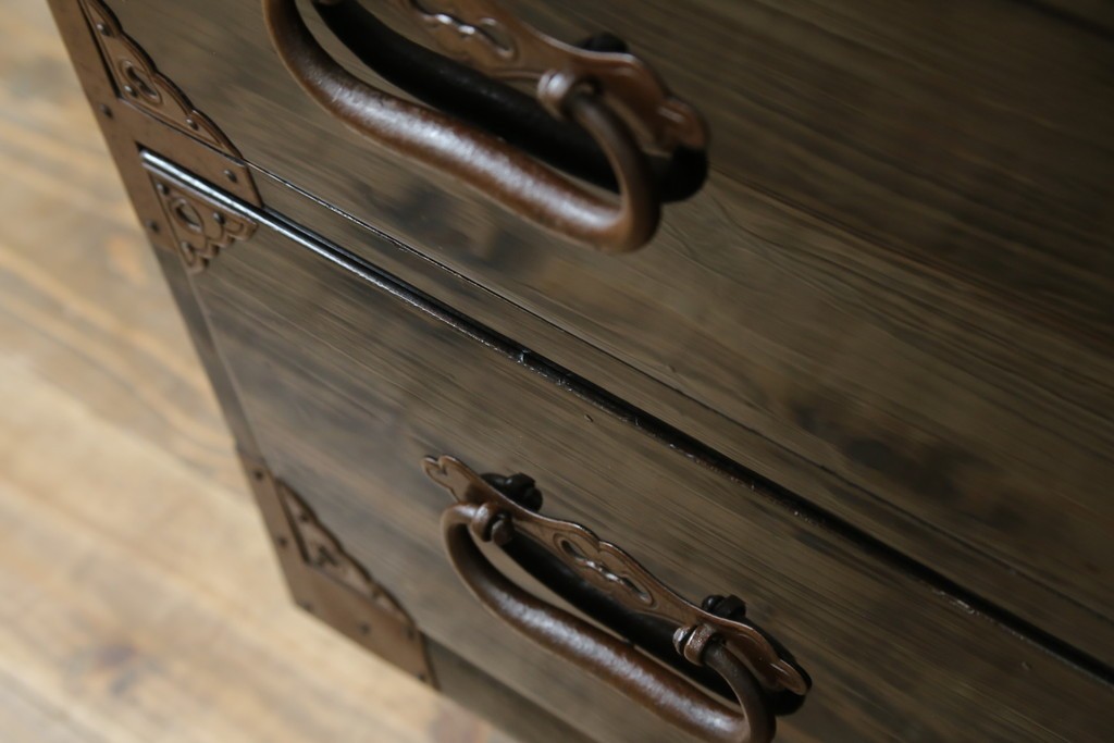 和製アンティーク　黒漆塗り　内部総桐(キリ)材　松竹梅の厚手金具が見事な庄内箪笥ローチェスト　(R-075039)