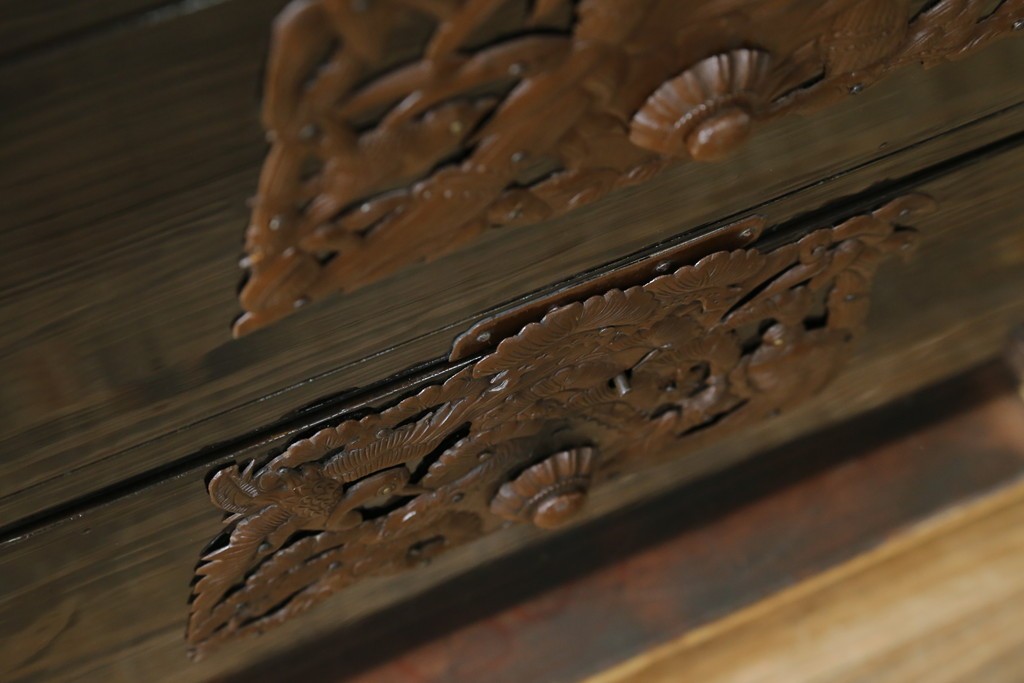 和製アンティーク　黒漆塗り　内部総桐(キリ)材　松竹梅の厚手金具が見事な庄内箪笥ローチェスト　(R-075039)