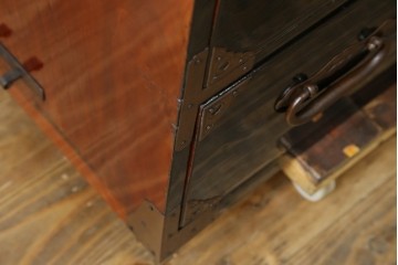 和製アンティーク　黒漆塗り　内部総桐(キリ)材　松竹梅の厚手金具が見事な庄内箪笥ローチェスト　(R-075039)