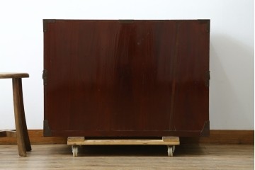 和製アンティーク　黒漆塗り　内部総桐(キリ)材　松竹梅の厚手金具が見事な庄内箪笥ローチェスト　(R-075039)