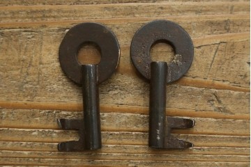 和製アンティーク　黒漆塗り　内部総桐(キリ)材　松竹梅の厚手金具が見事な庄内箪笥ローチェスト　(R-075039)