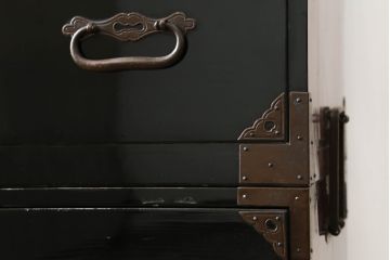 和製アンティーク　黒漆塗り　内部総桐(キリ)材　凝ったつくりの厚手金具が存在感を放つ庄内箪笥ローボード(時代箪笥、和たんす、整理たんす、収納タンス、衣装タンス、ローチェスト、テレビ台、テレビボード、引き出し)(R-075039)