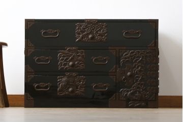 和製アンティーク　黒漆塗り　内部総桐(キリ)材　凝ったつくりの厚手金具が存在感を放つ庄内箪笥ローボード(時代箪笥、和たんす、整理たんす、収納タンス、ローチェスト、テレビ台、テレビボード、引き出し)(R-075040)