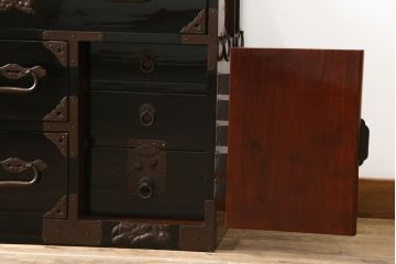 和製アンティーク　黒漆塗り　内部総桐(キリ)材　凝ったつくりの厚手金具が存在感を放つ庄内箪笥ローボード(時代箪笥、和たんす、整理たんす、収納タンス、ローチェスト、テレビ台、テレビボード、引き出し)(R-075040)