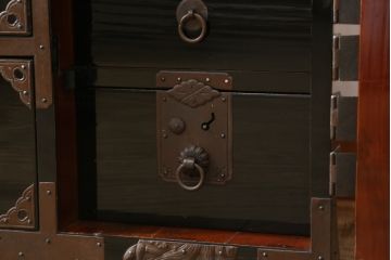 和製アンティーク　黒漆塗り　内部総桐(キリ)材　凝ったつくりの厚手金具が存在感を放つ庄内箪笥ローボード(時代箪笥、和たんす、整理たんす、収納タンス、ローチェスト、テレビ台、テレビボード、引き出し)(R-075040)