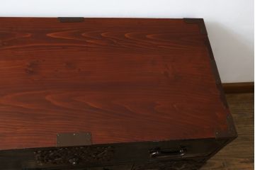 和製アンティーク　黒漆塗り　内部総桐(キリ)材　凝ったつくりの厚手金具が存在感を放つ庄内箪笥ローボード(時代箪笥、和たんす、整理たんす、収納タンス、ローチェスト、テレビ台、テレビボード、引き出し)(R-075040)