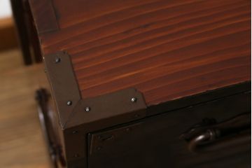 和製アンティーク　黒漆塗り　内部総桐(キリ)材　凝ったつくりの厚手金具が存在感を放つ庄内箪笥ローボード(時代箪笥、和たんす、整理たんす、収納タンス、ローチェスト、テレビ台、テレビボード、引き出し)(R-075040)