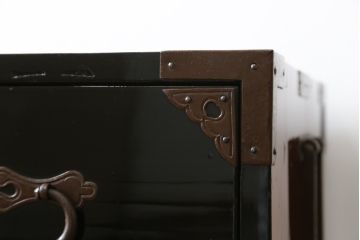 和製アンティーク　黒漆塗り　内部総桐(キリ)材　凝ったつくりの厚手金具が存在感を放つ庄内箪笥ローボード(時代箪笥、和たんす、整理たんす、収納タンス、ローチェスト、テレビ台、テレビボード、引き出し)(R-075040)