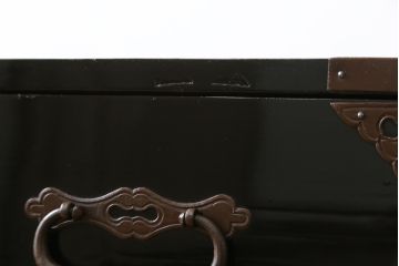 和製アンティーク　黒漆塗り　内部総桐(キリ)材　凝ったつくりの厚手金具が存在感を放つ庄内箪笥ローボード(時代箪笥、和たんす、整理たんす、収納タンス、ローチェスト、テレビ台、テレビボード、引き出し)(R-075040)
