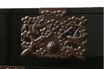 和製アンティーク　黒漆塗り　内部総桐(キリ)材　凝ったつくりの厚手金具が存在感を放つ庄内箪笥ローボード(時代箪笥、和たんす、整理たんす、収納タンス、ローチェスト、テレビ台、テレビボード、引き出し)(R-075040)