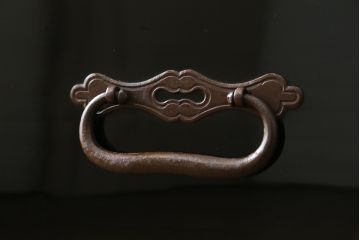 和製アンティーク　黒漆塗り　内部総桐(キリ)材　凝ったつくりの厚手金具が存在感を放つ庄内箪笥ローボード(時代箪笥、和たんす、整理たんす、収納タンス、ローチェスト、テレビ台、テレビボード、引き出し)(R-075040)