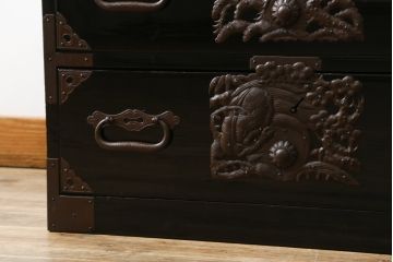 和製アンティーク　黒漆塗り　内部総桐(キリ)材　凝ったつくりの厚手金具が存在感を放つ庄内箪笥ローボード(時代箪笥、和たんす、整理たんす、収納タンス、ローチェスト、テレビ台、テレビボード、引き出し)(R-075040)