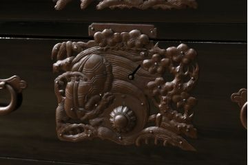 和製アンティーク　黒漆塗り　内部総桐(キリ)材　凝ったつくりの厚手金具が存在感を放つ庄内箪笥ローボード(時代箪笥、和たんす、整理たんす、収納タンス、ローチェスト、テレビ台、テレビボード、引き出し)(R-075040)