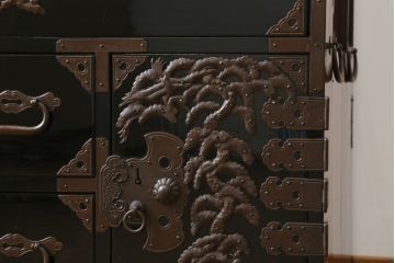 和製アンティーク　黒漆塗り　内部総桐(キリ)材　凝ったつくりの厚手金具が存在感を放つ庄内箪笥ローボード(時代箪笥、和たんす、整理たんす、収納タンス、ローチェスト、テレビ台、テレビボード、引き出し)(R-075040)