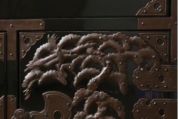 和製アンティーク　黒漆塗り　内部総桐(キリ)材　凝ったつくりの厚手金具が存在感を放つ庄内箪笥ローボード(時代箪笥、和たんす、整理たんす、収納タンス、ローチェスト、テレビ台、テレビボード、引き出し)(R-075040)