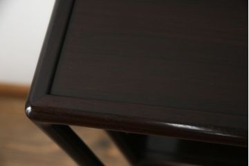 中古　美品　伝統工芸品　大阪唐木指物　中澤唐木　好斎作　紫檀(シタン)材　漆塗り　品のある佇まいが魅力の飾り棚(茶棚、違い棚、戸棚、収納棚)(R-075041)