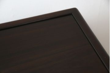 中古　美品　伝統工芸品　大阪唐木指物　中澤唐木　好斎作　紫檀(シタン)材　漆塗り　品のある佇まいが魅力の飾り棚(茶棚、違い棚、戸棚、収納棚)(R-075041)