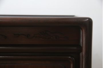 中古　美品　伝統工芸品　大阪唐木指物　中澤唐木　好斎作　紫檀(シタン)材　漆塗り　品のある佇まいが魅力の飾り棚(茶棚、違い棚、戸棚、収納棚)(R-075041)