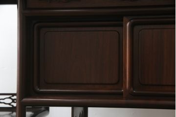 中古　美品　伝統工芸品　大阪唐木指物　中澤唐木　好斎作　紫檀(シタン)材　漆塗り　品のある佇まいが魅力の飾り棚(茶棚、違い棚、戸棚、収納棚)(R-075041)