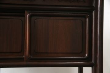 中古　美品　伝統工芸品　大阪唐木指物　中澤唐木　好斎作　紫檀(シタン)材　漆塗り　品のある佇まいが魅力の飾り棚(茶棚、違い棚、戸棚、収納棚)(R-075041)