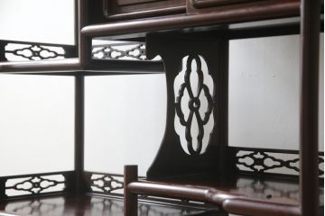 中古　美品　伝統工芸品　大阪唐木指物　中澤唐木　好斎作　紫檀(シタン)材　漆塗り　品のある佇まいが魅力の飾り棚(茶棚、違い棚、戸棚、収納棚)(R-075041)