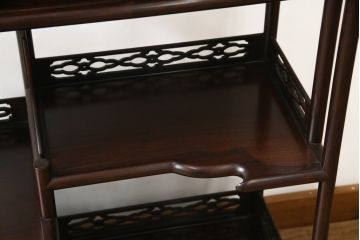 中古　美品　伝統工芸品　大阪唐木指物　中澤唐木　好斎作　紫檀(シタン)材　漆塗り　品のある佇まいが魅力の飾り棚(茶棚、違い棚、戸棚、収納棚)(R-075041)