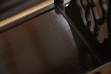 中古　美品　伝統工芸品　大阪唐木指物　中澤唐木　好斎作　紫檀(シタン)材　漆塗り　品のある佇まいが魅力の飾り棚(茶棚、違い棚、戸棚、収納棚)(R-075041)