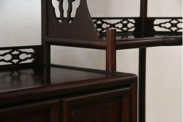 中古　美品　伝統工芸品　大阪唐木指物　中澤唐木　好斎作　紫檀(シタン)材　漆塗り　品のある佇まいが魅力の飾り棚(茶棚、違い棚、戸棚、収納棚)(R-075041)