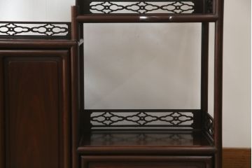 中古　美品　伝統工芸品　大阪唐木指物　中澤唐木　好斎作　紫檀(シタン)材　漆塗り　品のある佇まいが魅力の飾り棚(茶棚、違い棚、戸棚、収納棚)(R-075041)