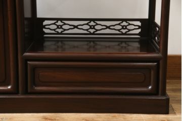 中古　美品　伝統工芸品　大阪唐木指物　中澤唐木　好斎作　紫檀(シタン)材　漆塗り　品のある佇まいが魅力の飾り棚(茶棚、違い棚、戸棚、収納棚)(R-075041)