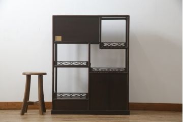 中古　美品　伝統工芸品　大阪唐木指物　中澤唐木　好斎作　紫檀(シタン)材　漆塗り　品のある佇まいが魅力の飾り棚(茶棚、違い棚、戸棚、収納棚)(R-075041)