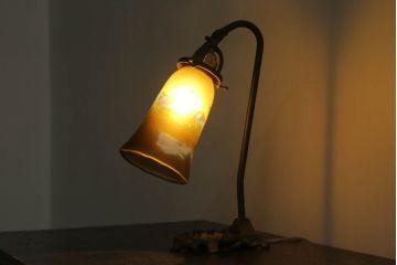 アンティーク照明　フランス　エミールガレ　工房　繊細なデザインと温かみのある色合いが魅力のデスクランプ(テーブルランプ、卓上照明)(R-075042)